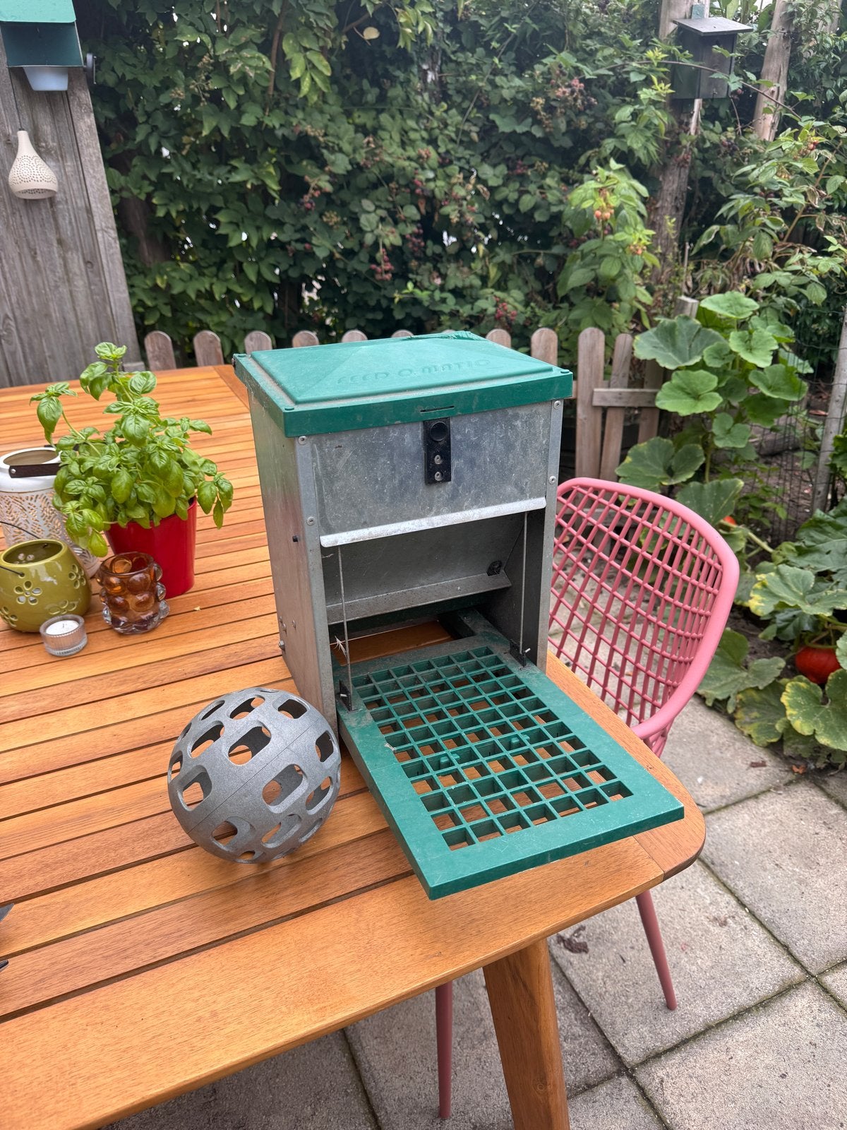 Trapbak van Feed-O-Matic + beeztees snack bol, Ophalen of Verzenden, Zo goed als nieuw