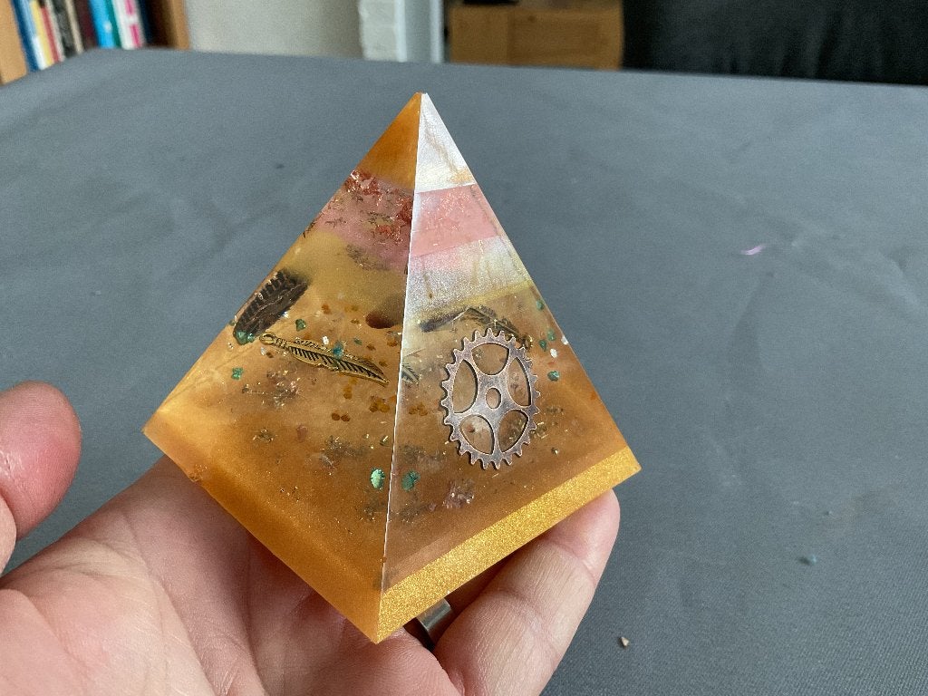 Leuke goudkleurige piramide 8 cm hoog, Goud, Fantasie, Nieuw, Ophalen of Verzenden