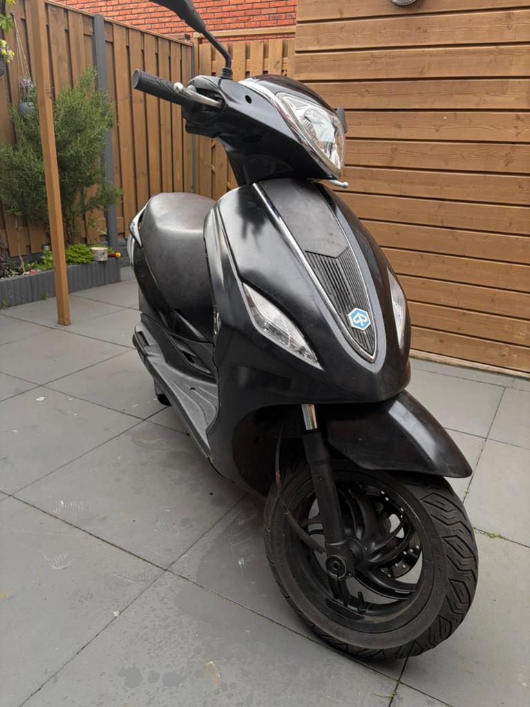 Piaggio fly, Fietsen en Brommers, Scooters | Piaggio, Ophalen, Zo goed als nieuw, Benzine, Overige modellen
