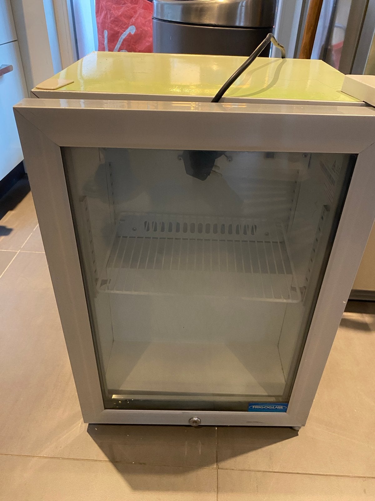 Compacte display koelkast met glazen deur, Ophalen, Minder dan 75 liter, Zonder vriesvak, Gebruikt