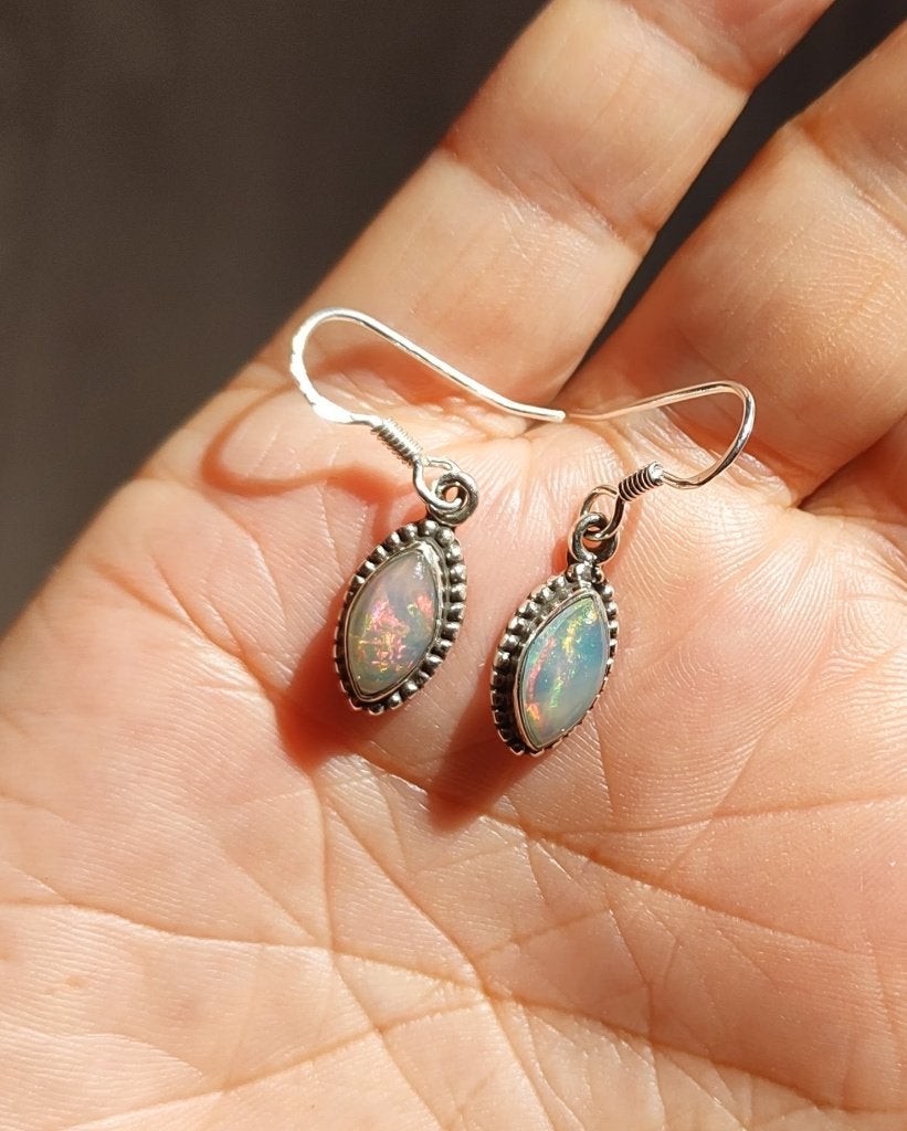 Zilveren oorbellen met natuurlijke Ethiopische Opaal steen, Sieraden, Tassen en Uiterlijk, Oorbellen, O.T., Hangers, Nieuw, Ophalen of Verzenden
