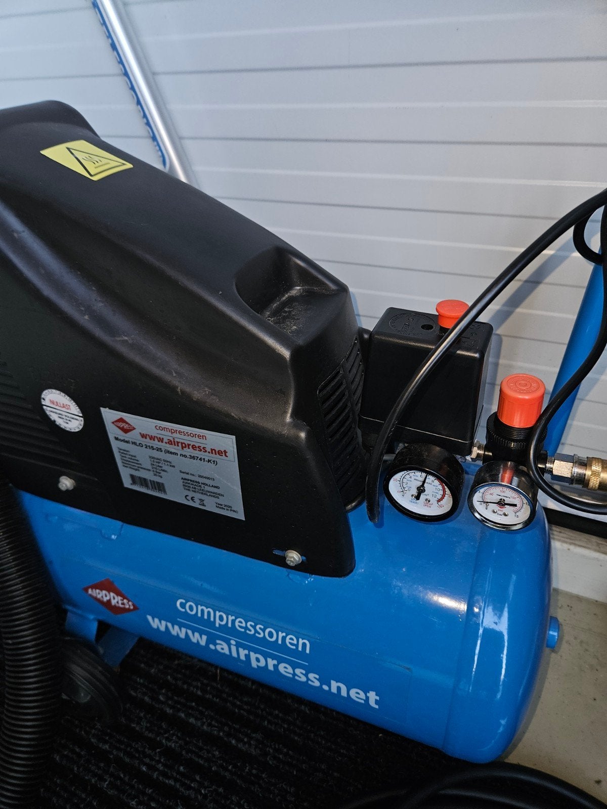 Airpress compressor, Doe-het-zelf en Verbouw, 25 tot 100 liter, Ophalen, Gebruikt, Minder dan 200 liter/min