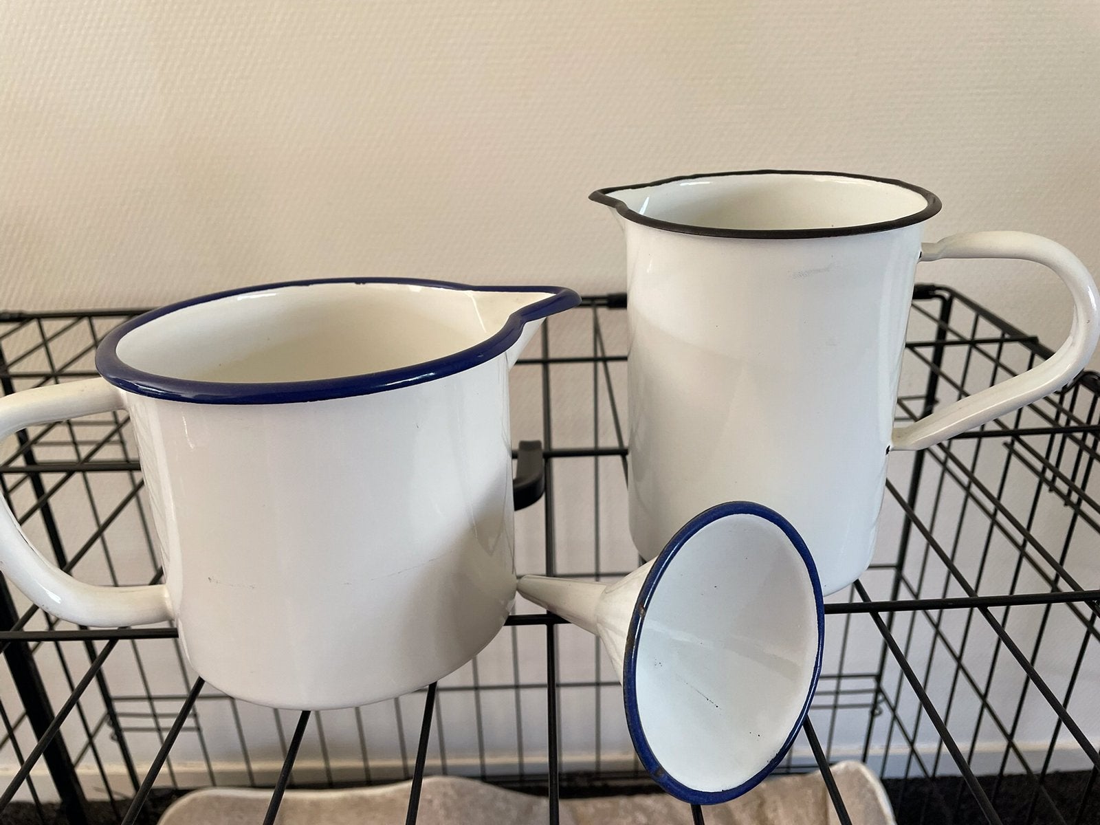 vintage emaillen maatkannen (1 liter) + trechter, Antiek en Kunst, Ophalen