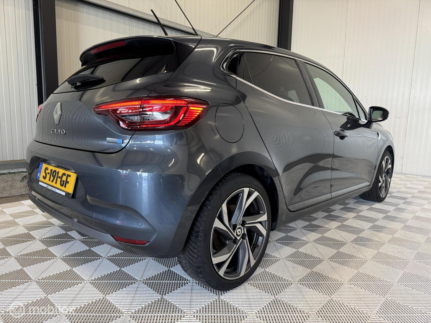 Renault Clio 1.6 E-Tech Hybrid 140 R.S. | PDC | Carplay, Gebruikt, 4 cilinders, 23 km/l, Bedrijf