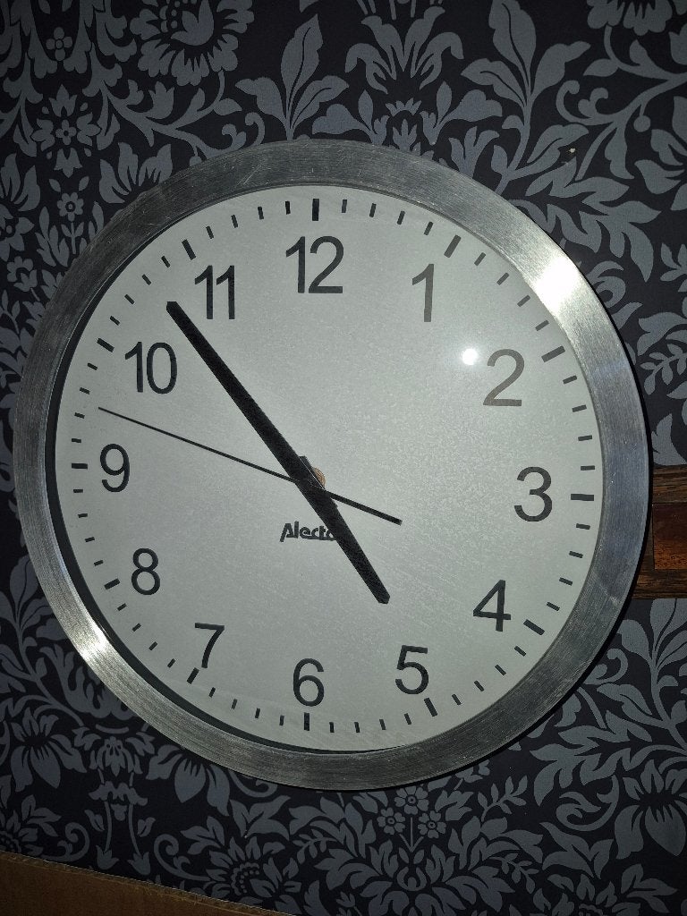 wandklok, Ophalen of Verzenden, Zo goed als nieuw, Metaal
