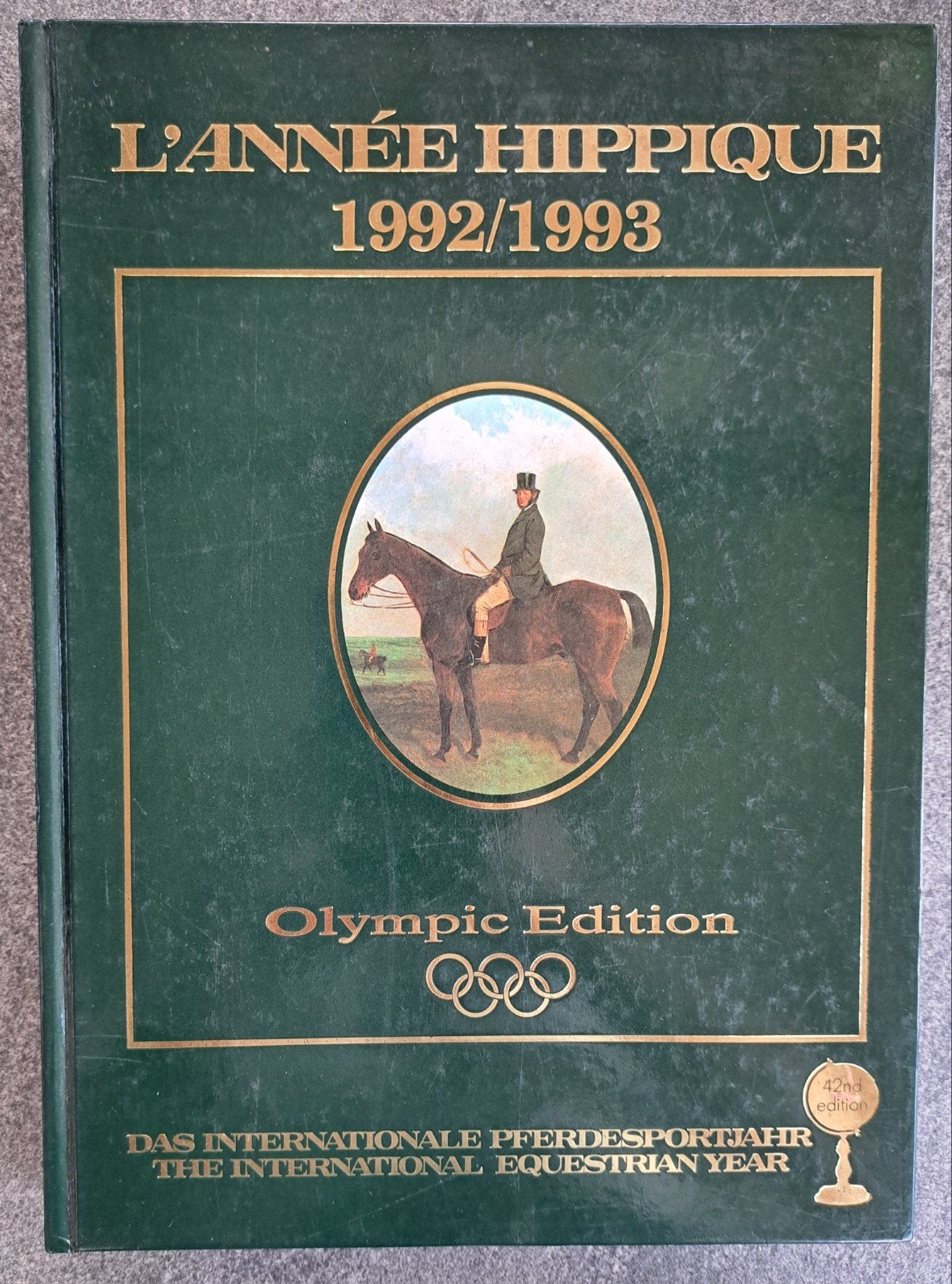 L'Année Hippique 1992/1993 (Olympic Edition) Hardcover paard, Boeken, Ophalen of Verzenden, Gelezen, Paarden of Pony's