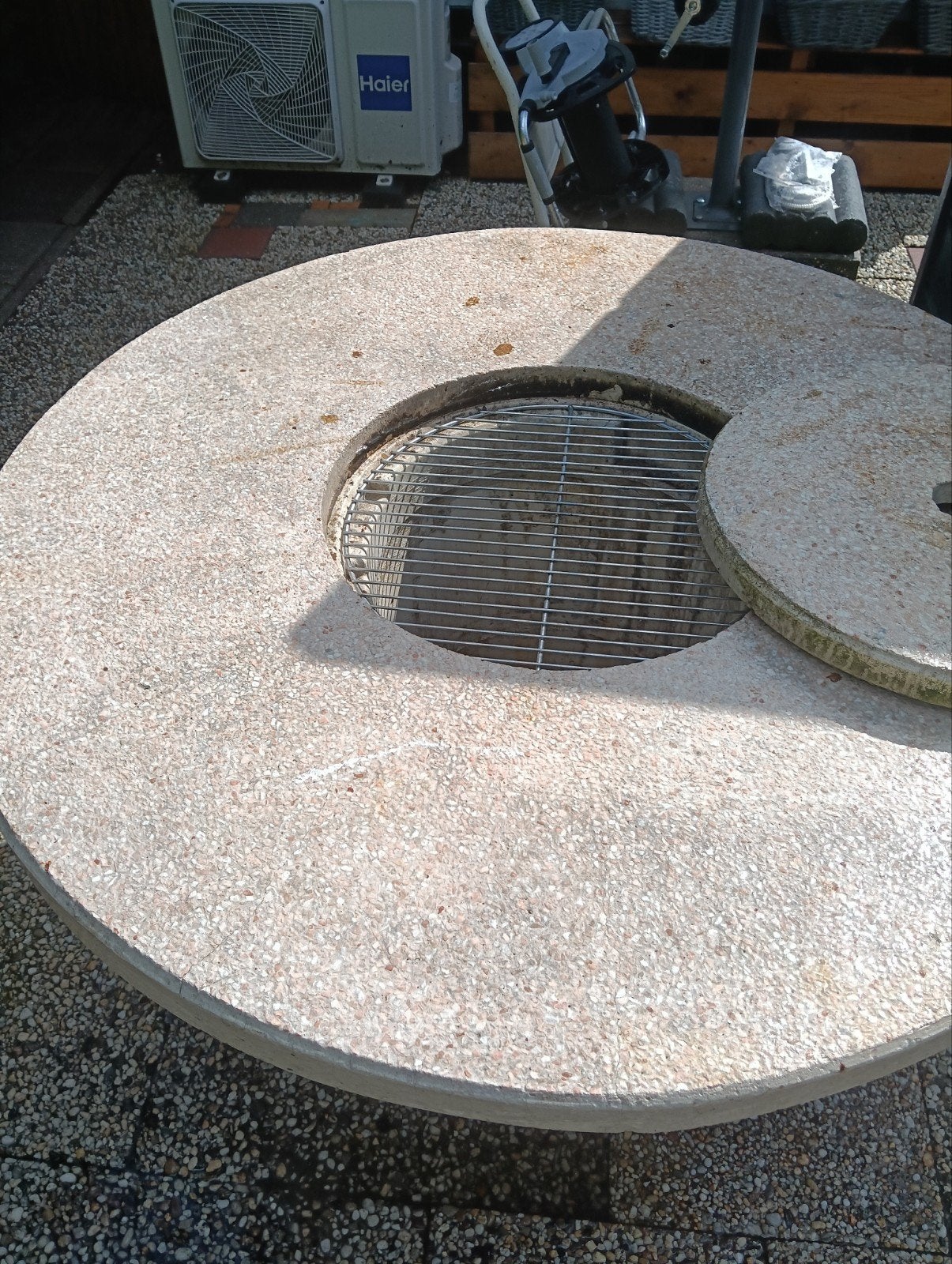 Robuuste betonnen tafel met ingebouwde BBQ, Ophalen, Onbekend