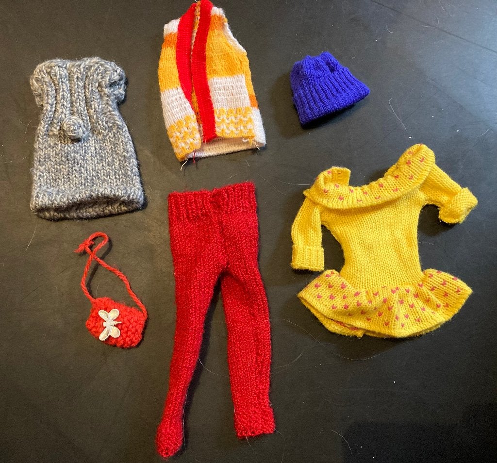 Vintage retro lotje gebreide Barbiekleding kleertjes Barbies, Verzamelen, Ophalen of Verzenden, Zo goed als nieuw, Kleertjes