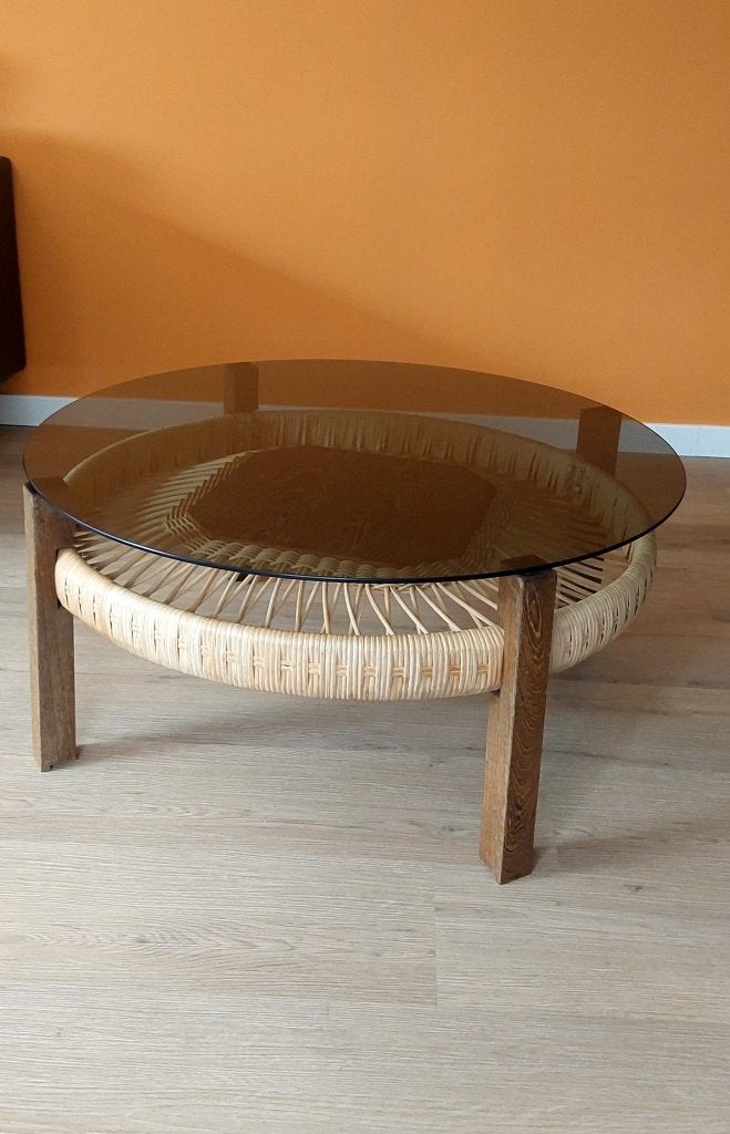 Prachtige Vintage Mid-Century tafel – Rotan & Rookglas 70, Huis en Inrichting, Tafels | Salontafels, Ophalen, Eu, 50 tot 100 cm