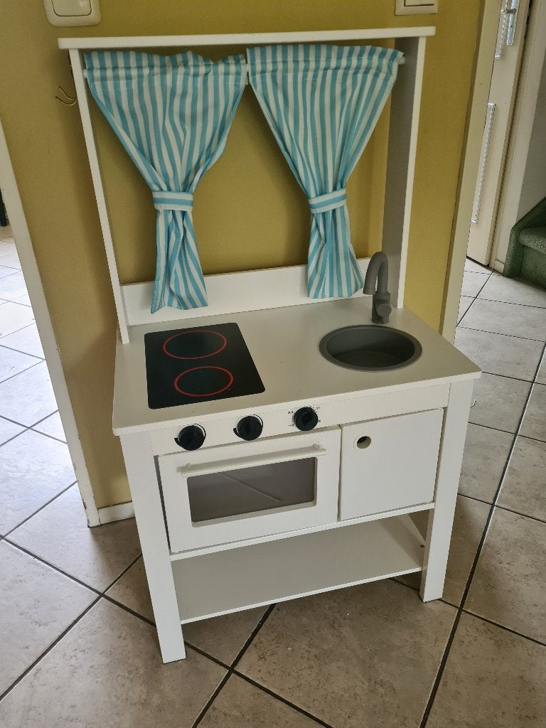 Ikea kinder keuken met wasbak, kookplaat, accessoires €15, Ophalen, Gebruikt, Hout, Speelkeuken