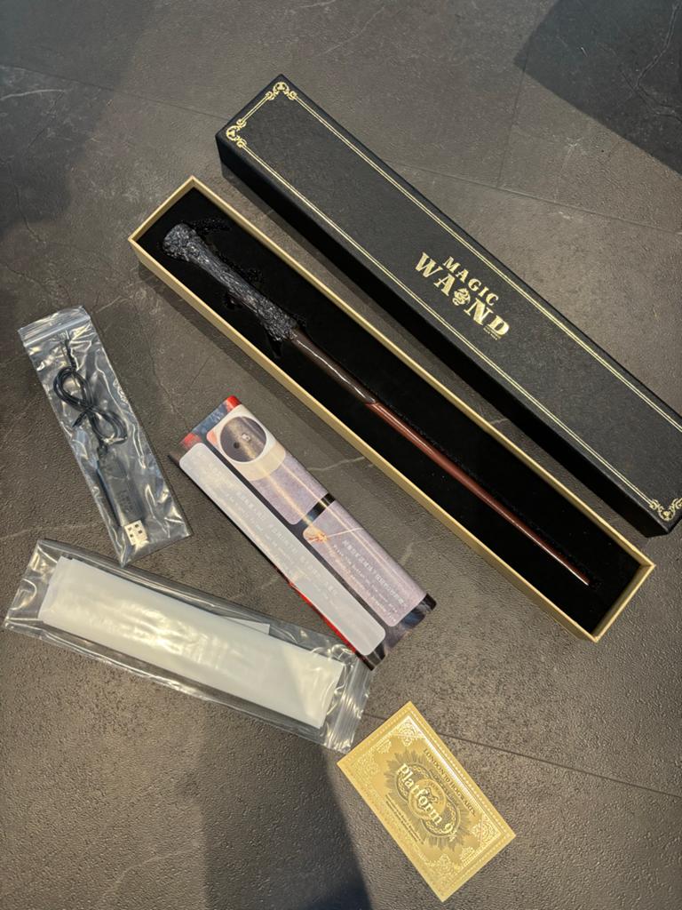 Nieuwe Harry Potter toverstok met doos en accessoires, Ophalen of Verzenden, Nieuw, Replica