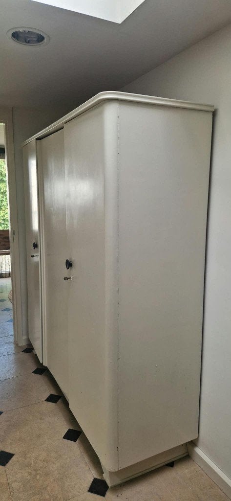 Ruime witte kast met planken en hanggedeelte, Huis en Inrichting, Ophalen, Met deur(en), Gebruikt, 200 cm of meer
