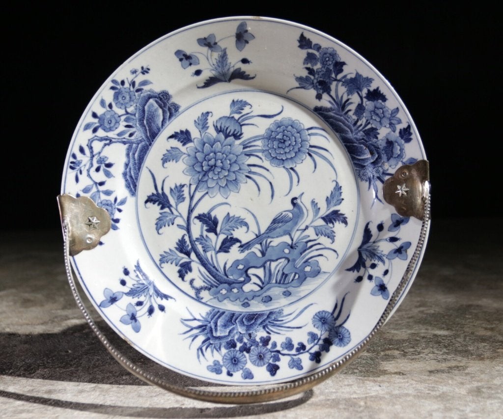 Chinees Kangxi blauw-wit bord met zilveren hengsel ca 1700, Ophalen