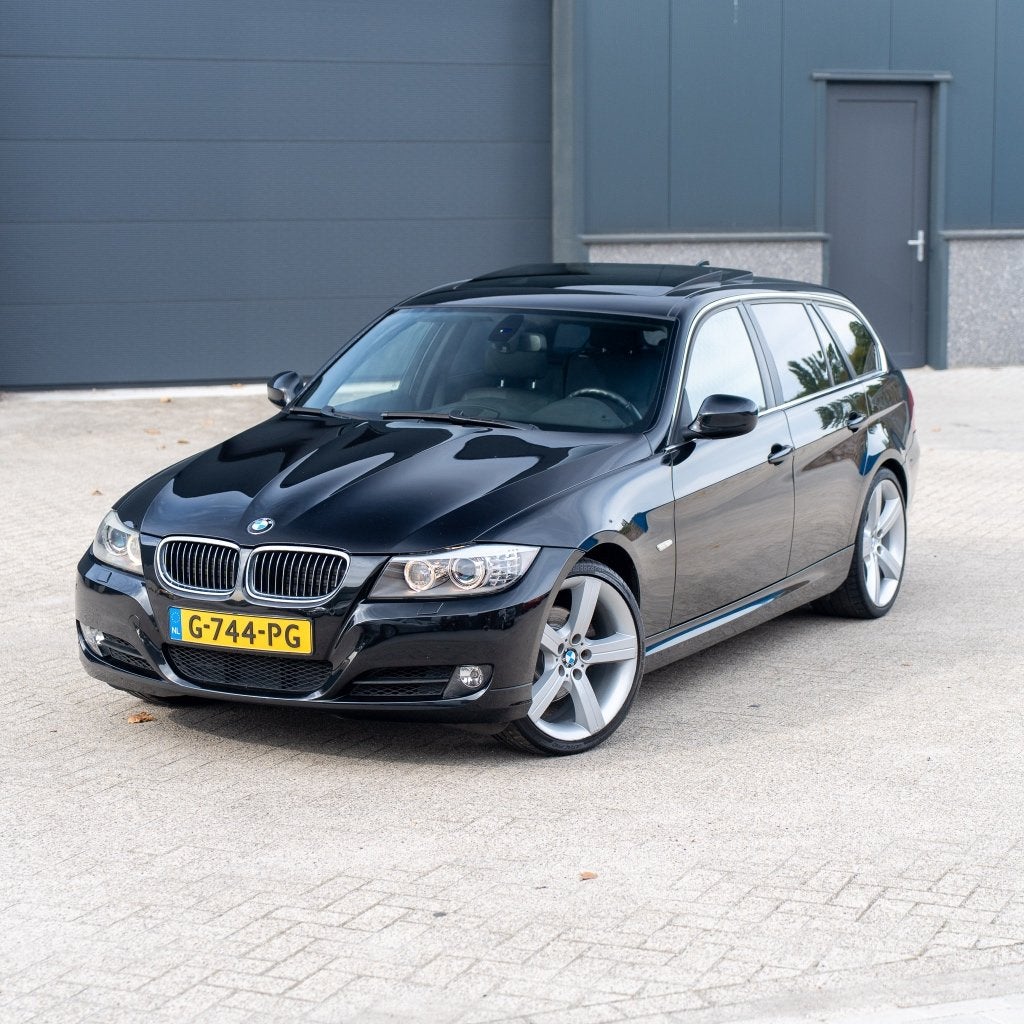 BMW E91 325i BOMVOL! PANO | LEDER | KEYLESS | PDC | CLIMA, 745 kg, Achterwielaandrijving, Zwart, Handgeschakeld