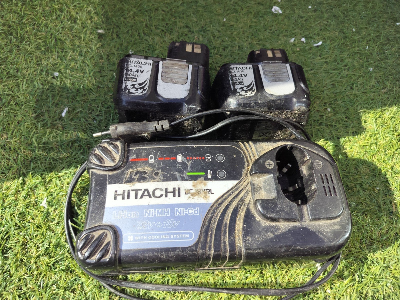 Hitachi acculader met twee 14.4V accu's, Gebruikt