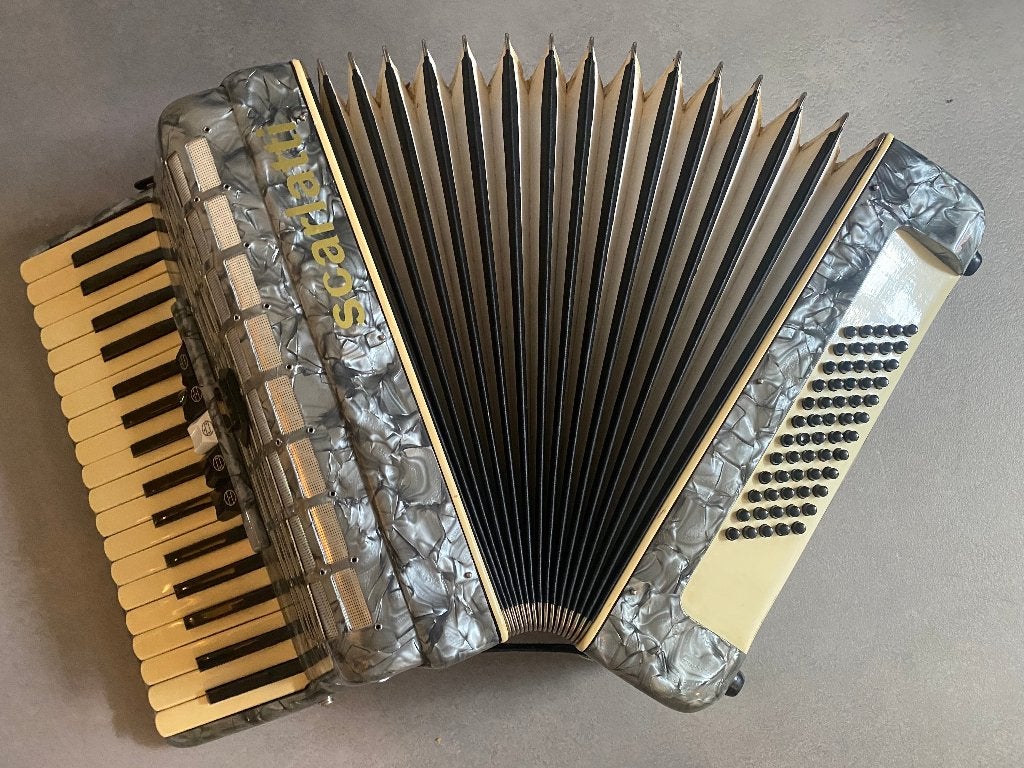 Scarlatti accordeon 60bas, Muziek en Instrumenten, Accordeons, Gebruikt, Met koffer, Toetsaccordeon, 60-bas