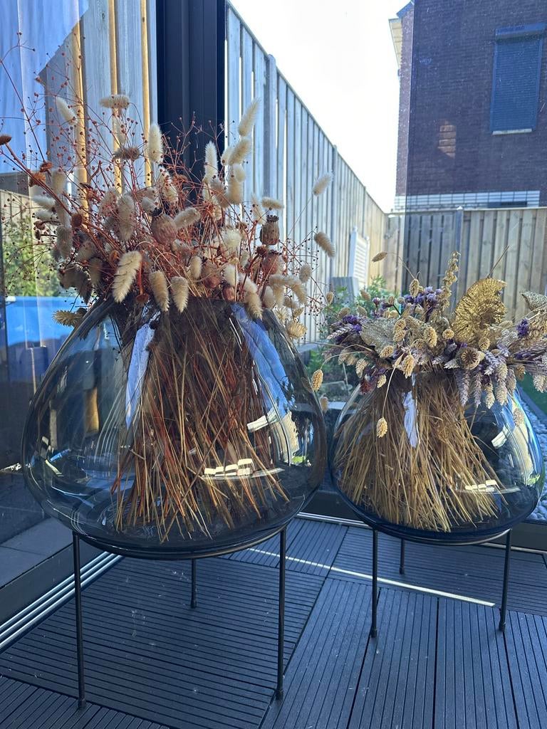 Grote glazen vazen met droogbloemen op metalen standaard, Antiek en Kunst, Ophalen of Verzenden