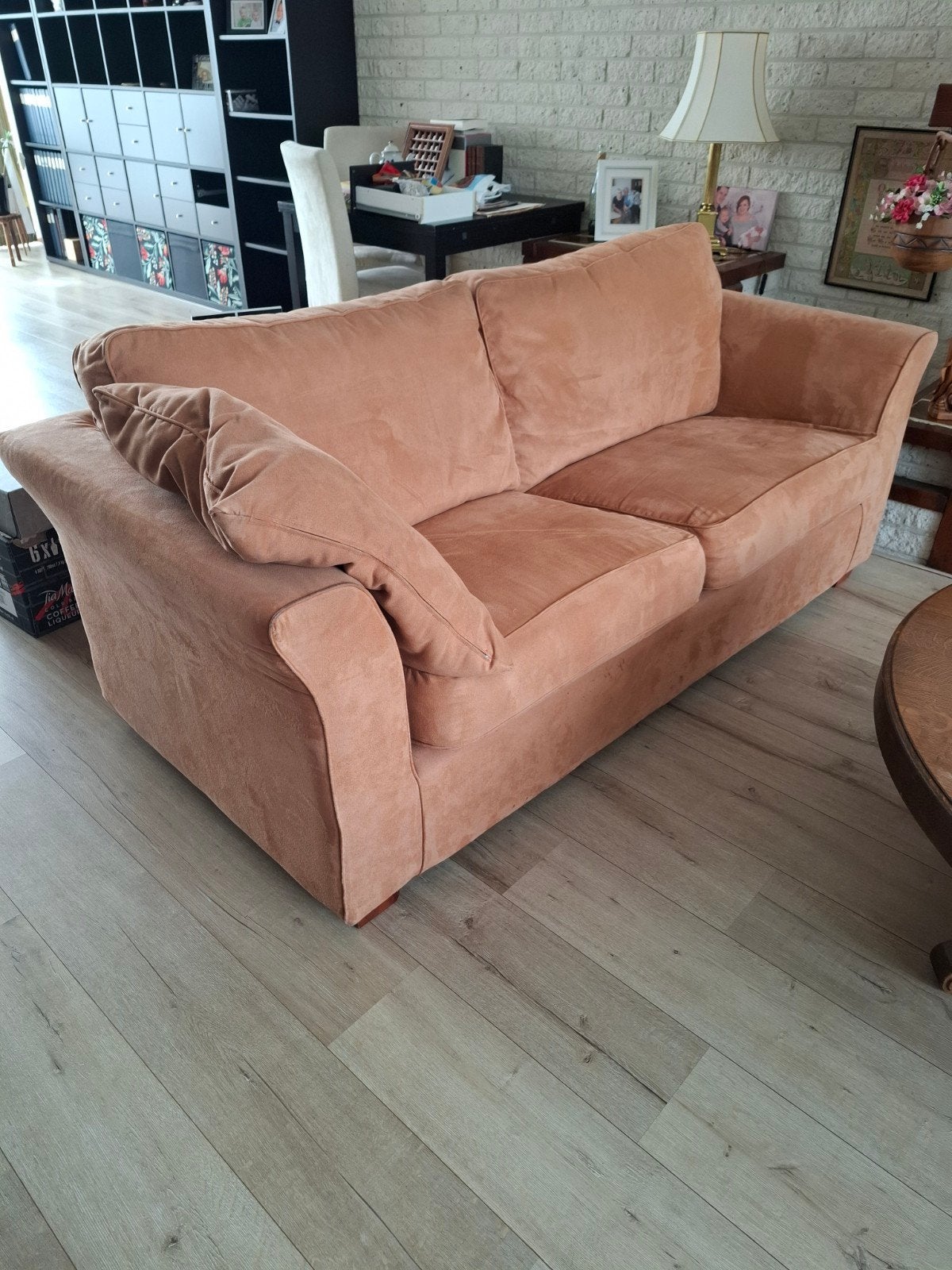 Comfortabele 2-zitsbank in zachtroze stof, Huis en Inrichting, Ophalen, Gebruikt, Klassiek, Comfortabel, 150 tot 200 cm