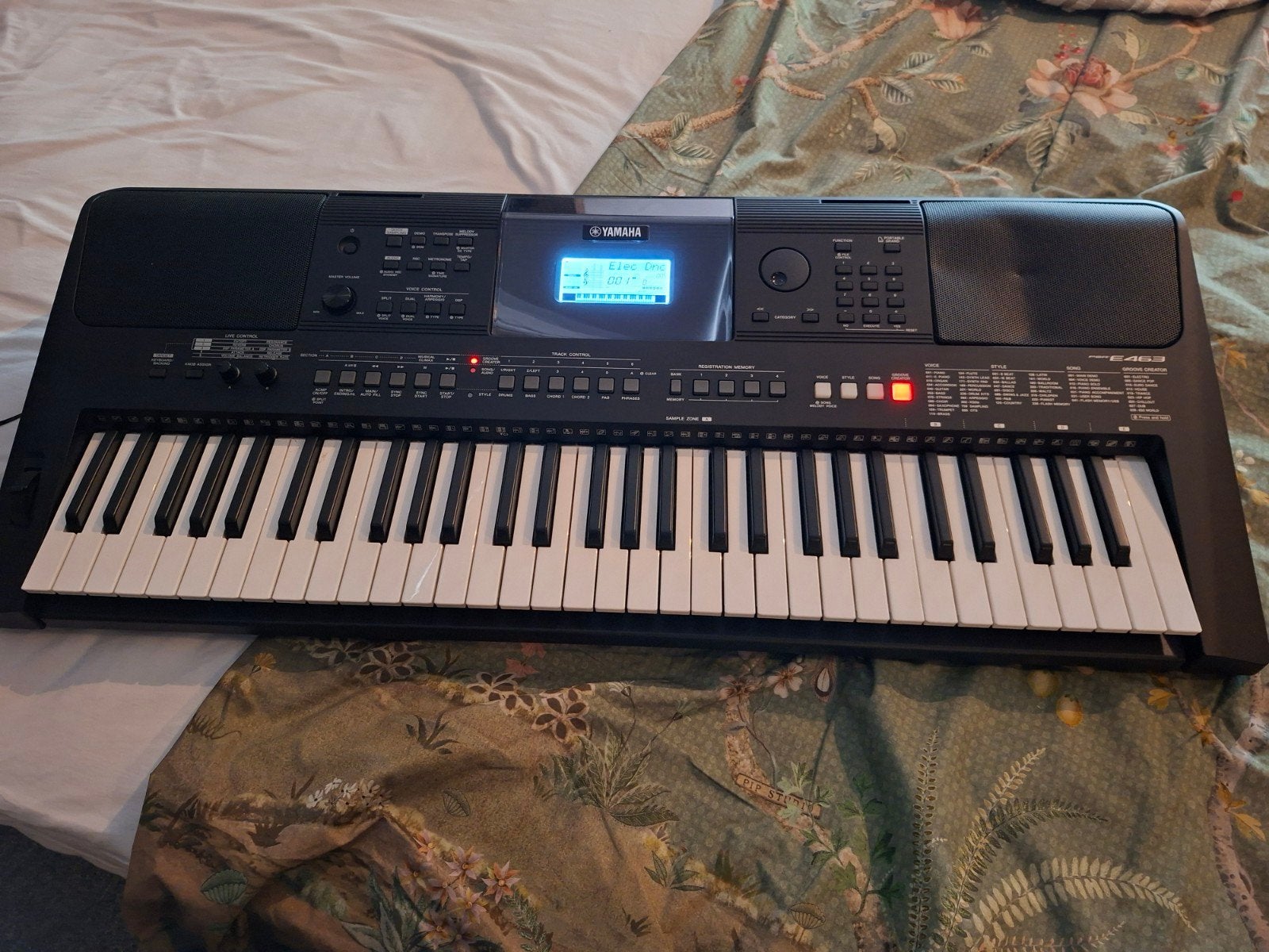 Yamaha PSR-E463 Keyboard met standaard, Muziek en Instrumenten, Keyboards, 61 toetsen, Yamaha, Zo goed als nieuw, Met standaard