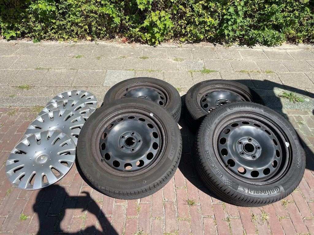 4 velgen + wieldoppen + 4 goede banden! (Golf 5), Auto-onderdelen, Banden en Velgen, Ophalen, 16 inch, Banden en Velgen, 205 mm