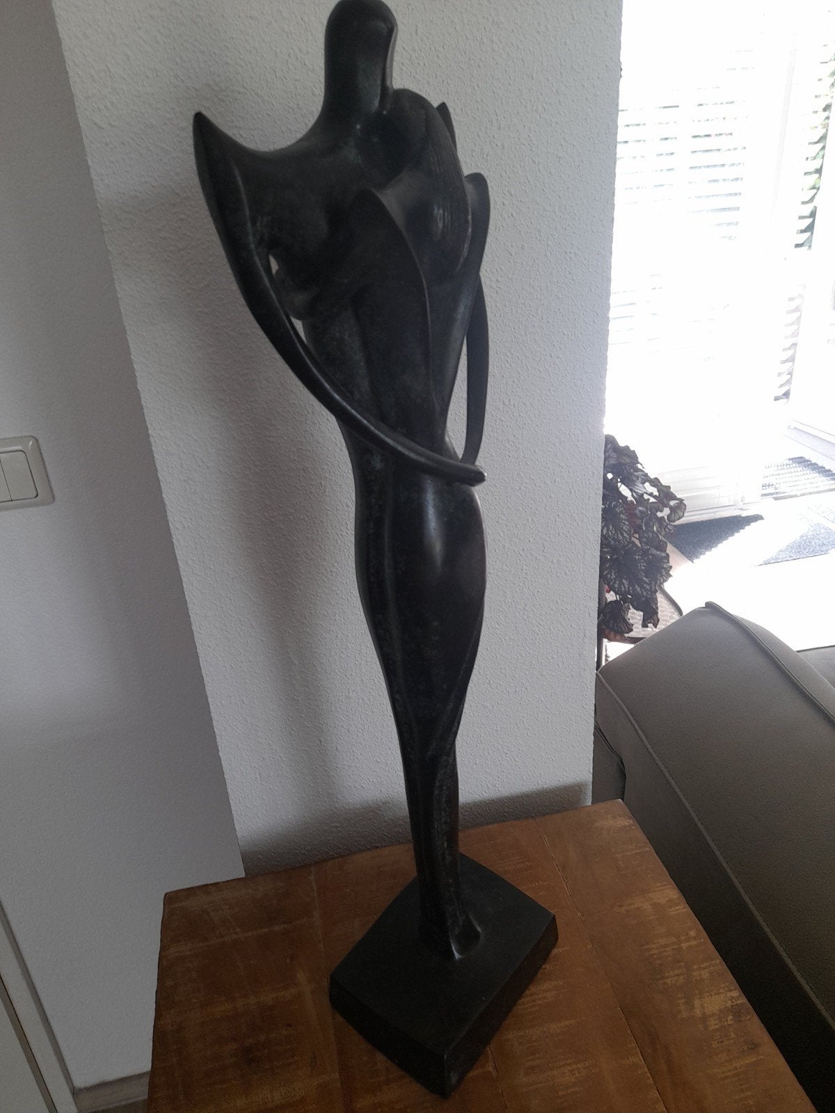 Modern bronzen abstract beeld van omhelzend paar, Ophalen, Groep mensen, 50 - 100 cm, Zwart