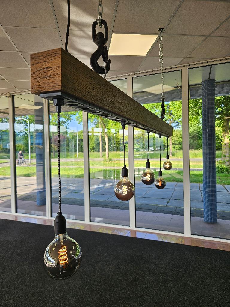Unieke maatwerk industriële hanglamp / lichtbalk van hout, Ophalen, Unieke maatwerk industriële hanglamp / lichtbalk van hout