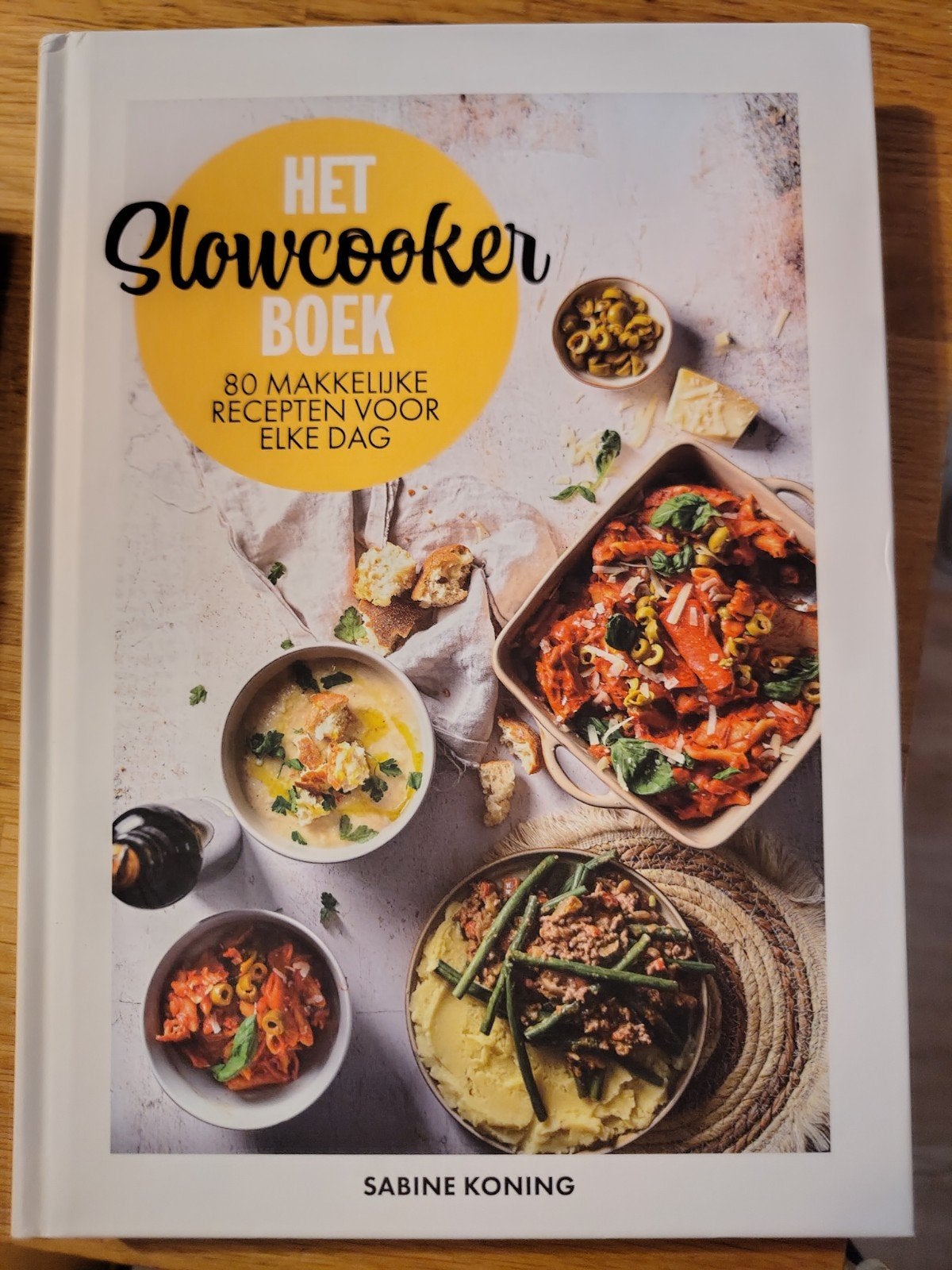 Het Slowcooker Boek - 80 makkelijke recepten, Ophalen, Zo goed als nieuw, Sabine Koning