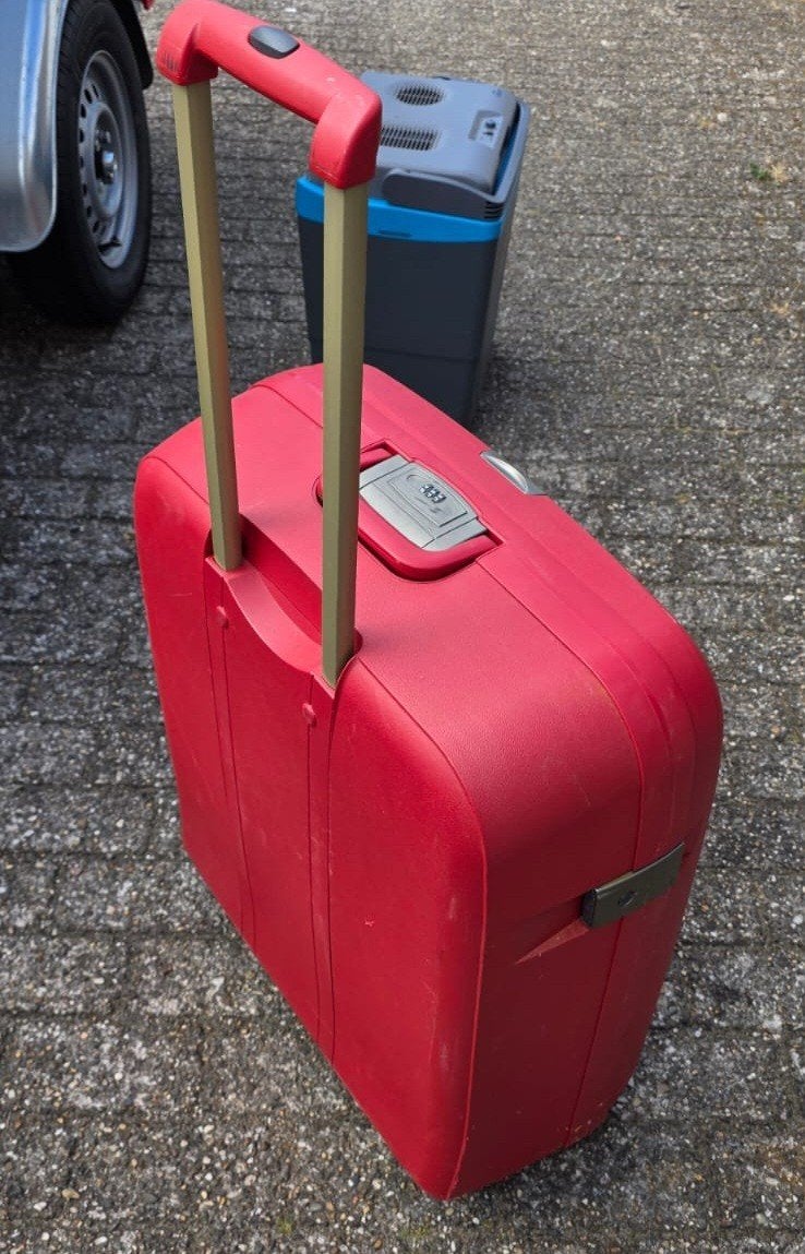 Rode koffer met uitschuifbare handgreep en slot, Ophalen, Gebruikt, 50 tot 60 cm, Hard kunststof