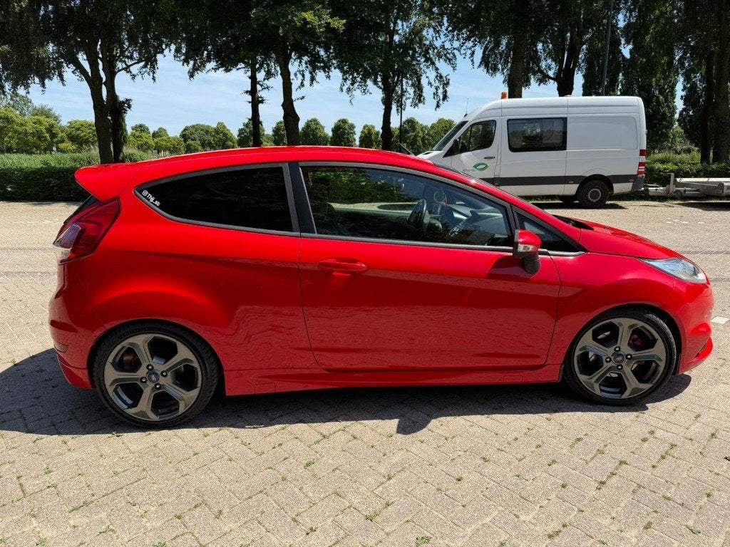 Ford Fiësta 1.6 Ecoboost 3DR 2013 Rood, Voorwielaandrijving, 1596 cc, 1063 kg, Zwart