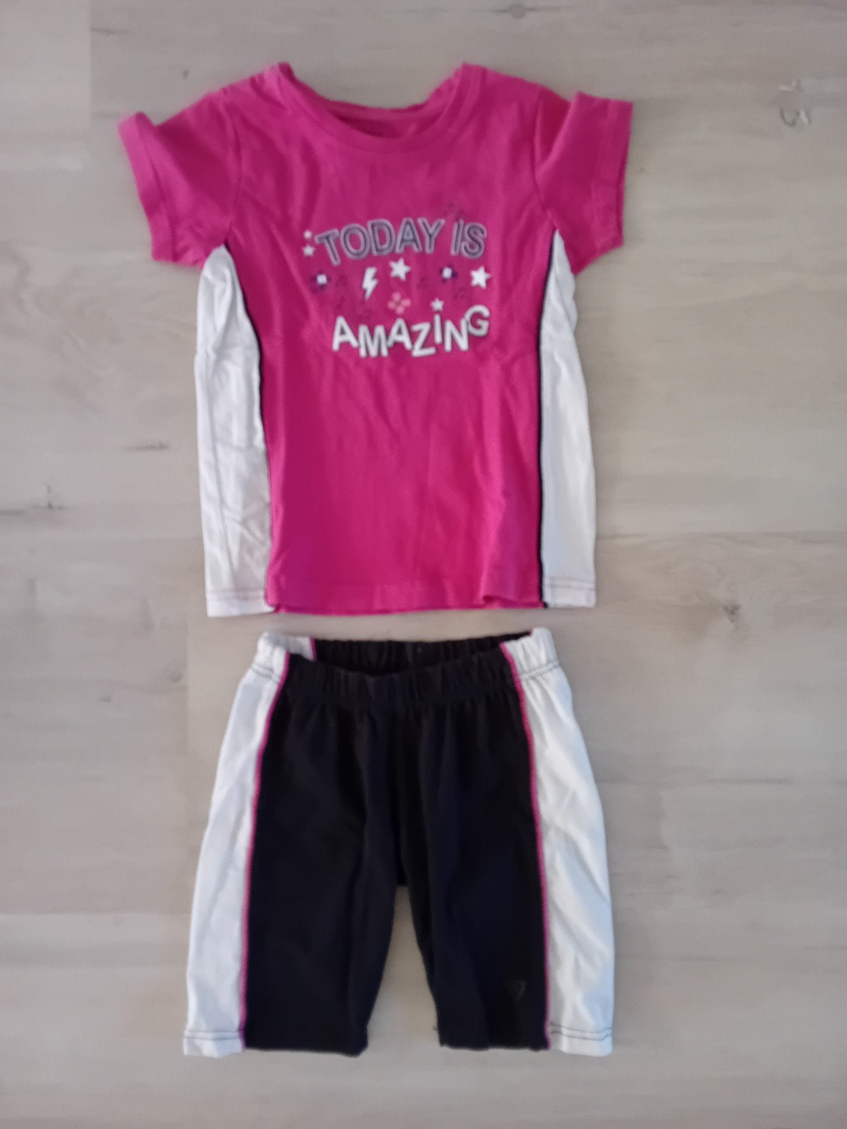sportkleding: shirt & broek maat 128 fuchsia/zwart/wit, Gebruikt, Meisje, Osaga, Ophalen of Verzenden