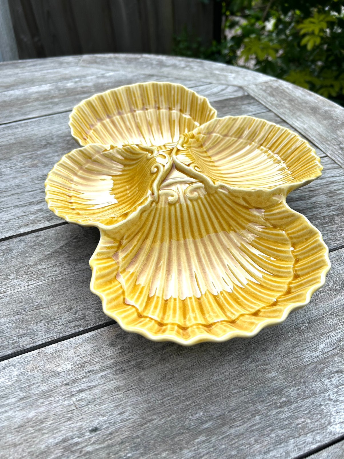 Vintage okergele Majolica schelp schaal, Antiek en Kunst, Antiek | Keramiek en Aardewerk, Ophalen of Verzenden