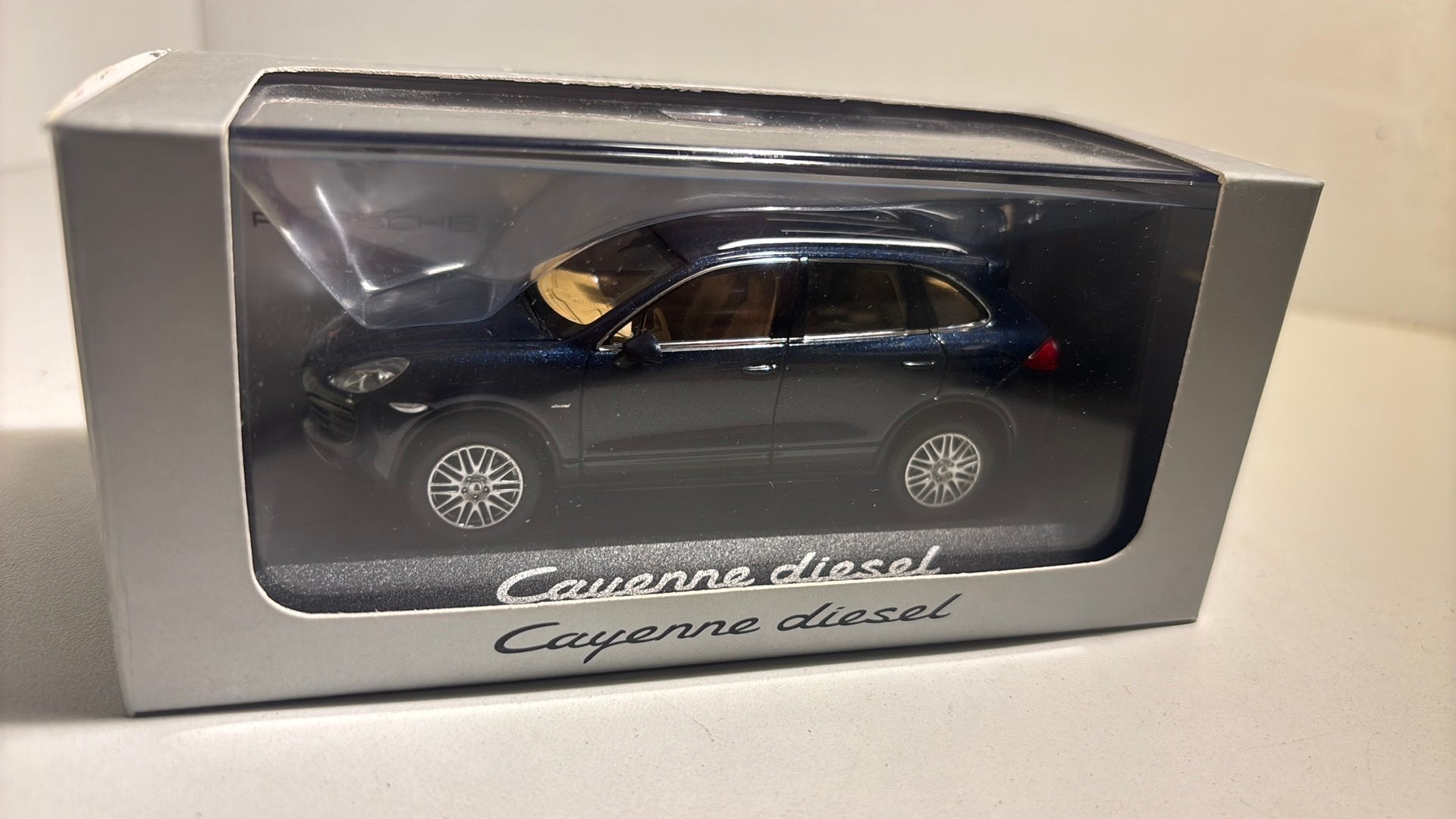 Porsche cayenne diesel bleu minichamps 1.43, Auto, Ophalen of Verzenden, MiniChamps, A