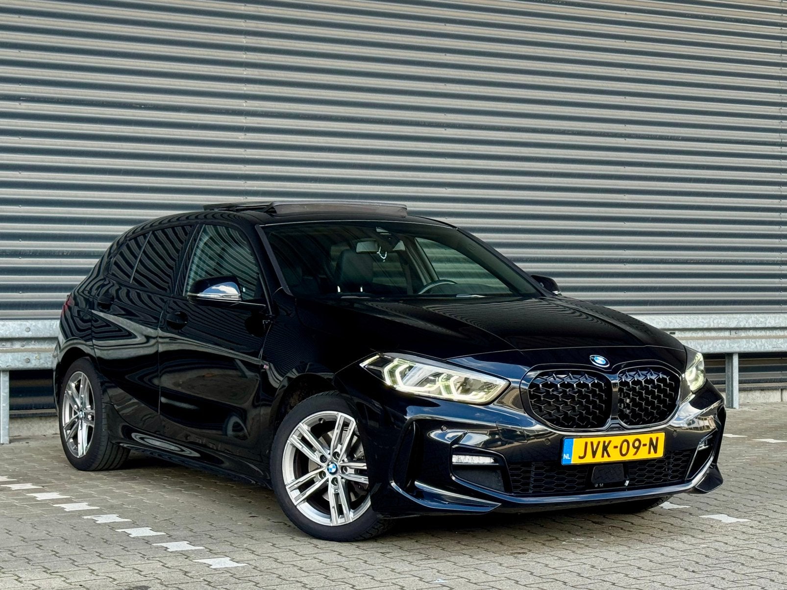 BMW 1-Serie 116i 109pk Aut 2023 Zwart, Auto's, Zwart, Leder en Stof, Zwart, Particulier