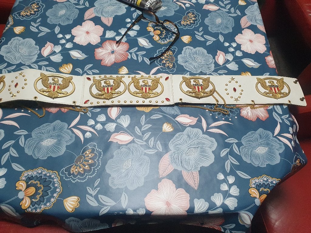 Elvis presley items leren riem en drie poppetjes jaren 60, Ophalen of Verzenden, Zo goed als nieuw, Gebruiksvoorwerp