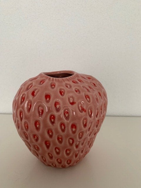 Gave aardbei vaas van het designmerk: Despots., Huis en Inrichting, Handgemaakt, 14 cm, Nieuw, Ophalen of Verzenden