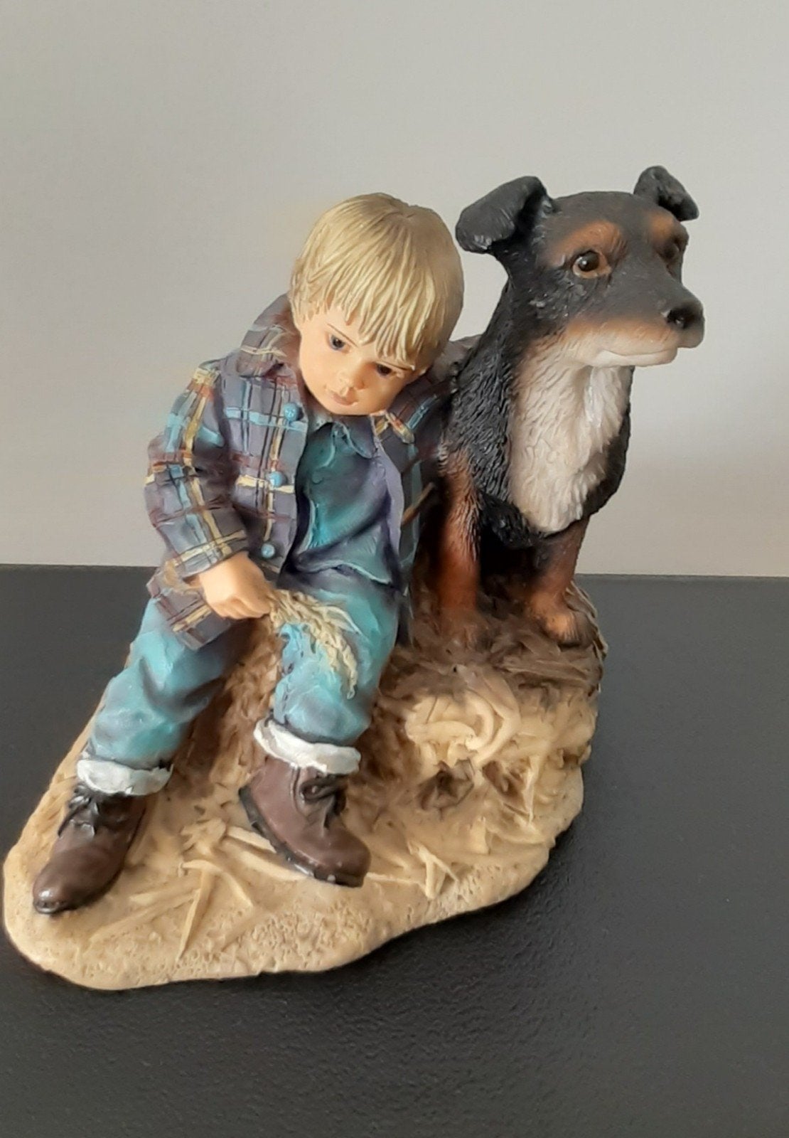 Beeldje Jongen met Hond - The Leonardo Collection, Ophalen of Verzenden, Zo goed als nieuw, Dier
