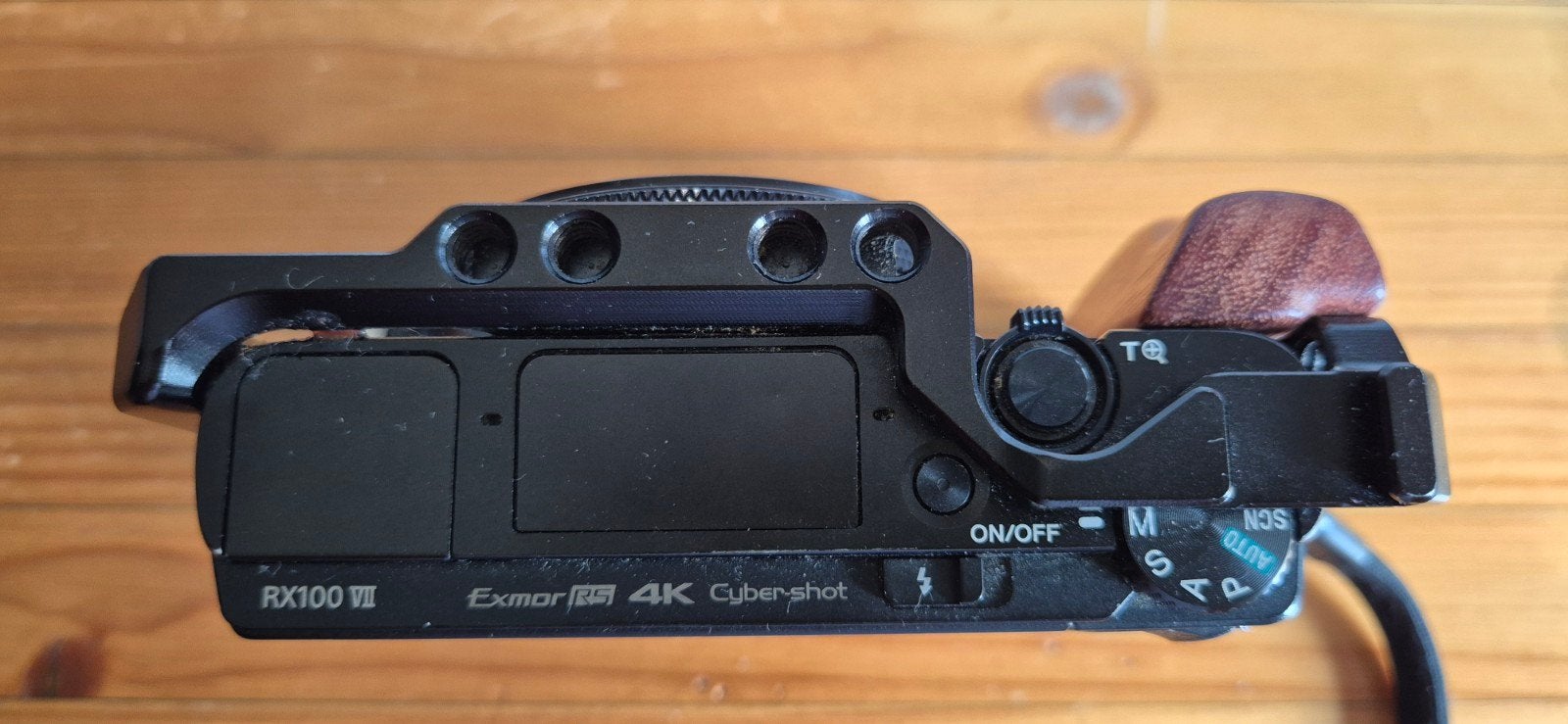Sony RX100 VII met SmallRig Cage en Houten Grip, Audio, Tv en Foto, Fotocamera's Digitaal, Accu, Ophalen of Verzenden, Zo goed als nieuw