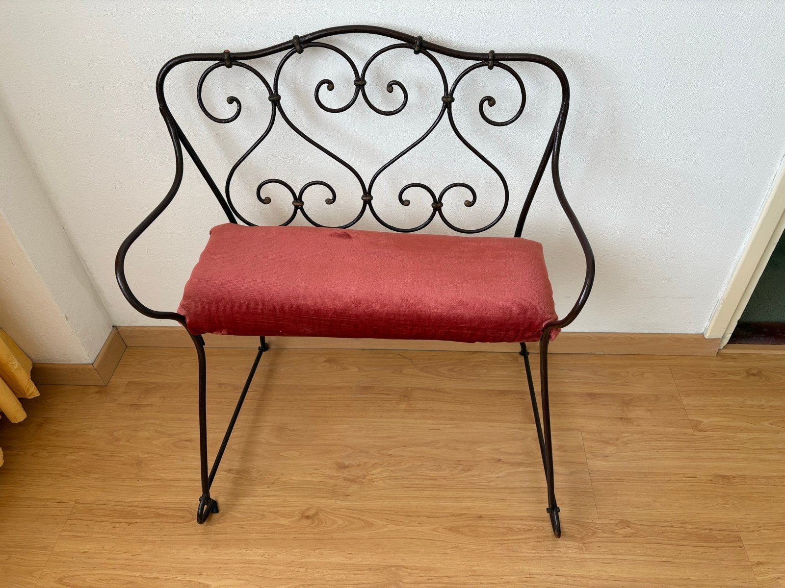 Romantische Smeedijzeren Loveseat met Rood Fluweel, Ophalen