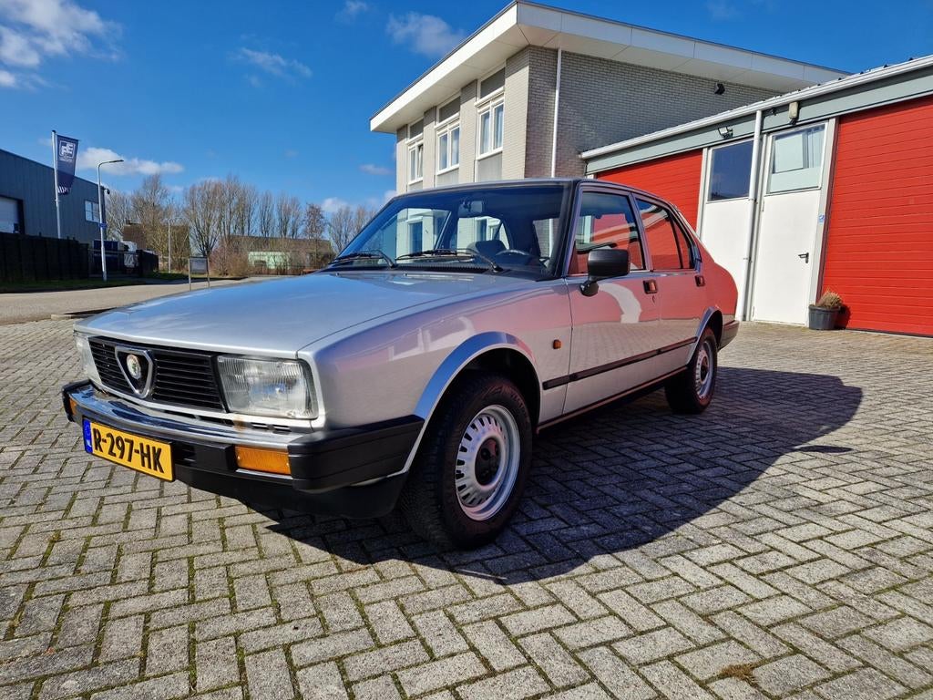 Alfa Romeo Alfetta 1.6, Auto's, Overige modellen, 4 cilinders, Handgeschakeld, Grijs