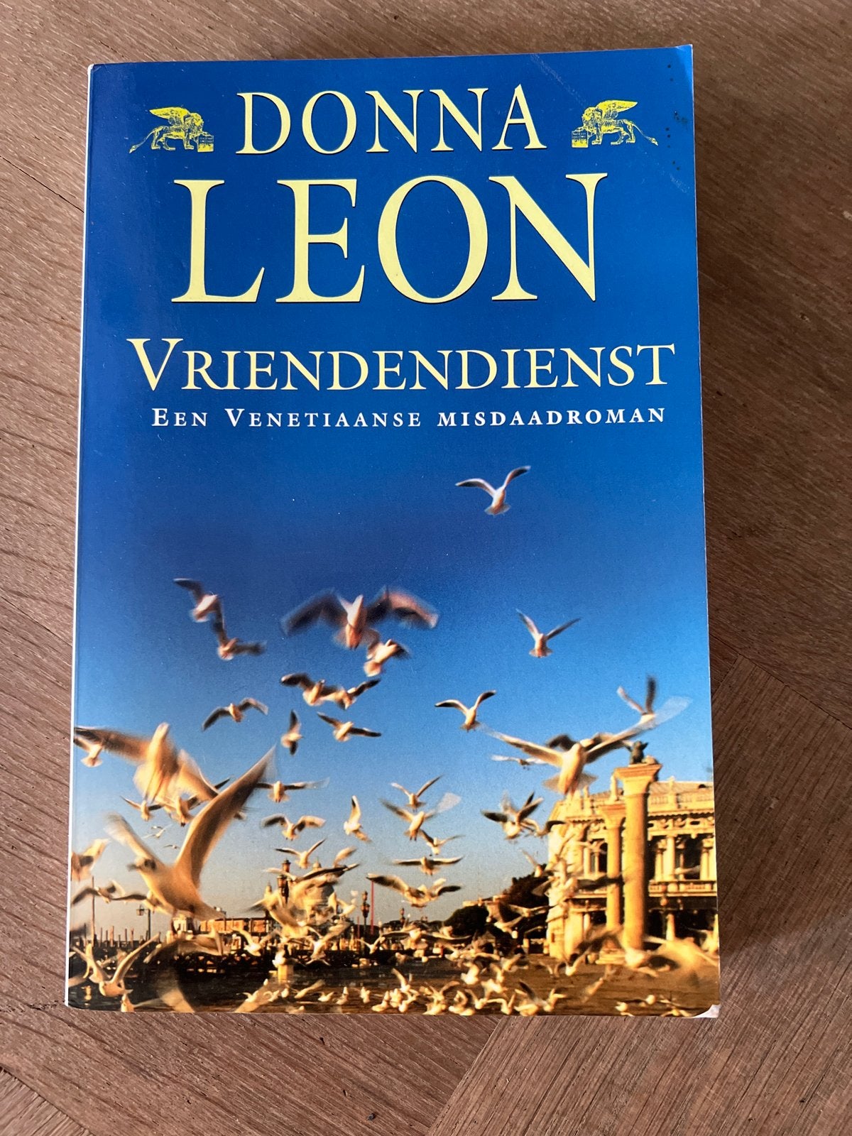 Donna Leon - Vriendendienst (Commissaris Brunetti), Ophalen of Verzenden, Gelezen