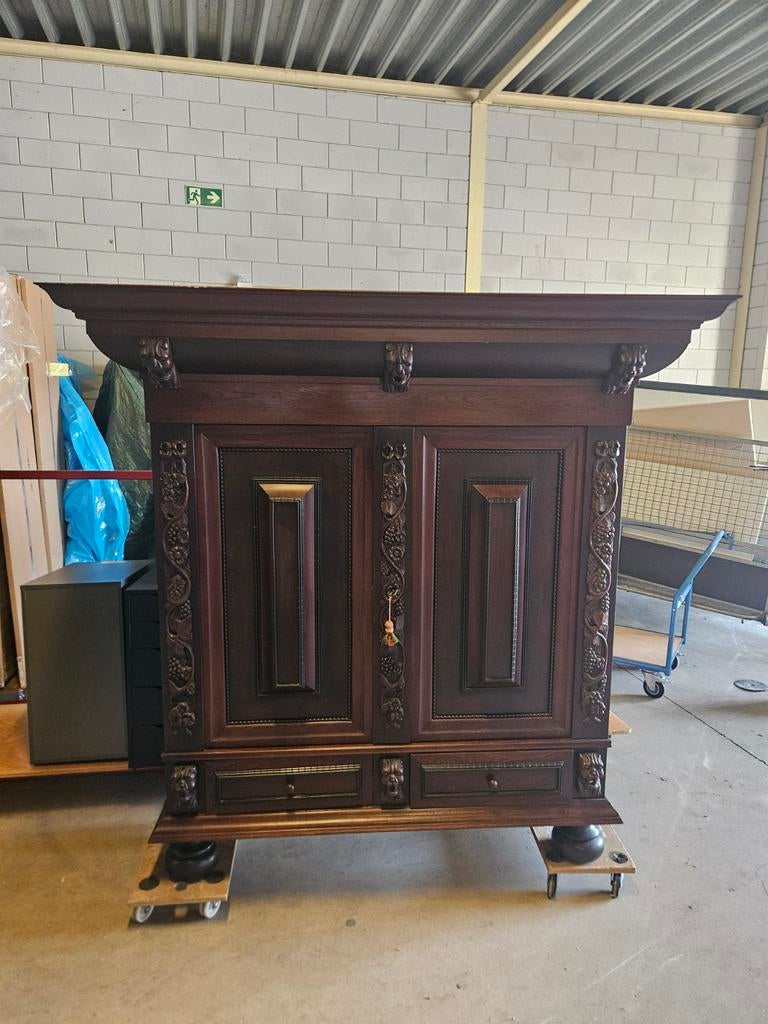 Antieke kast met houtsnijwerk, Ophalen