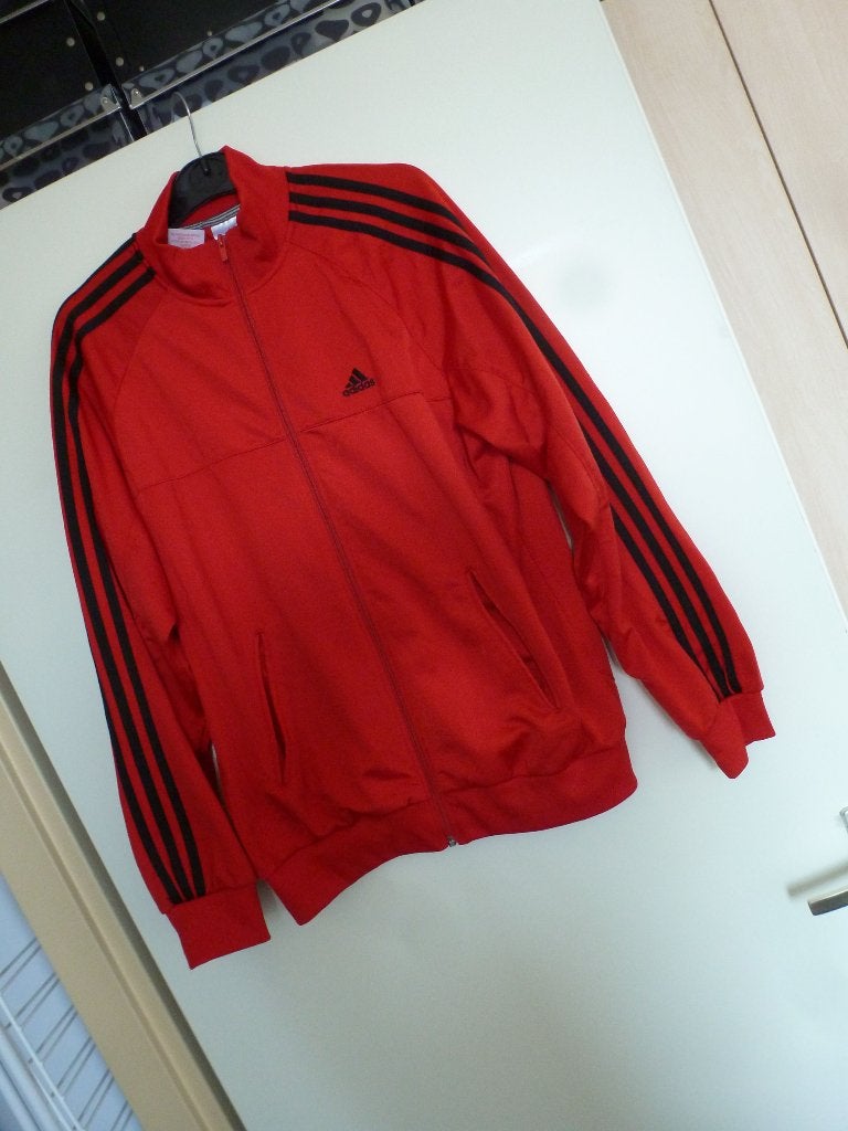 ADIDAS rood zwart vest jack 44 -GRATIS zend, Verzenden, Maat 42/44 (L), Nieuw, Fitness of Aerobics