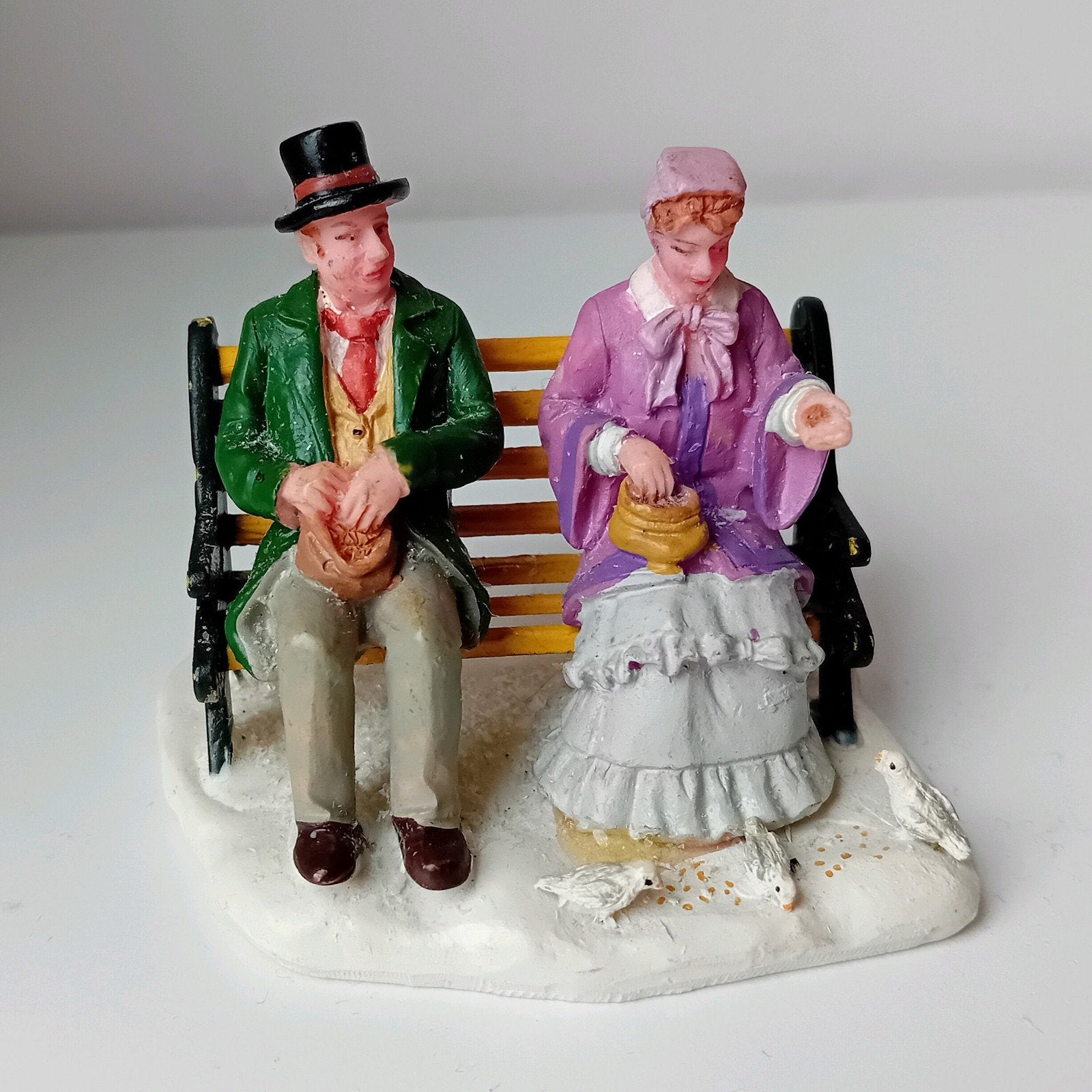 Lemax feeding pigeons, retired, Lemax figuur Kerstdorp, Ophalen of Verzenden