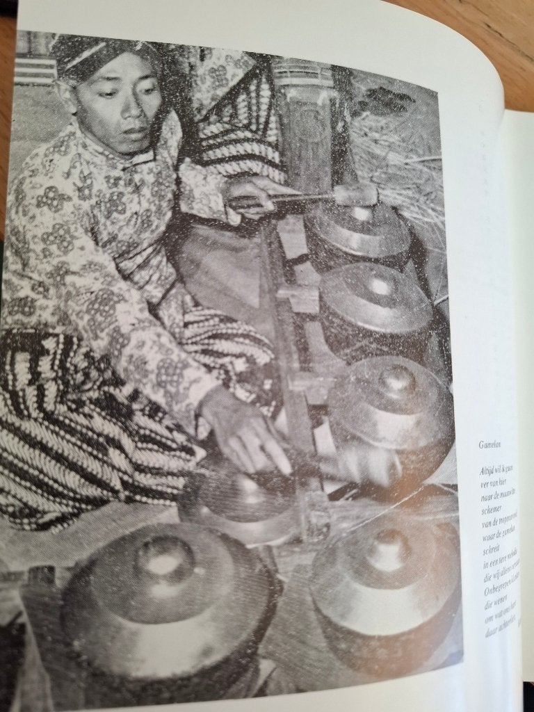 Land waar de gamelan klinkt, door Hein Buitenweg, Boeken, Hein Buitenweg, Ophalen of Verzenden, Azië, 20e eeuw of later