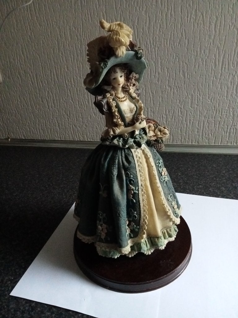Decoratieve Victoriaanse Dame Beeldje met Hondje, Gebruikt, 36 cm, Gouden accenten, Ophalen of Verzenden