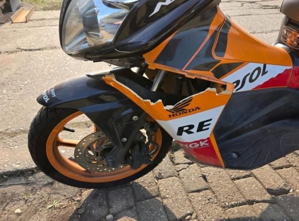 GEZOCHT : Kap links voor Honda NSC50R REPSOL 2013, Fietsen en Brommers, Ophalen of Verzenden, Kap
