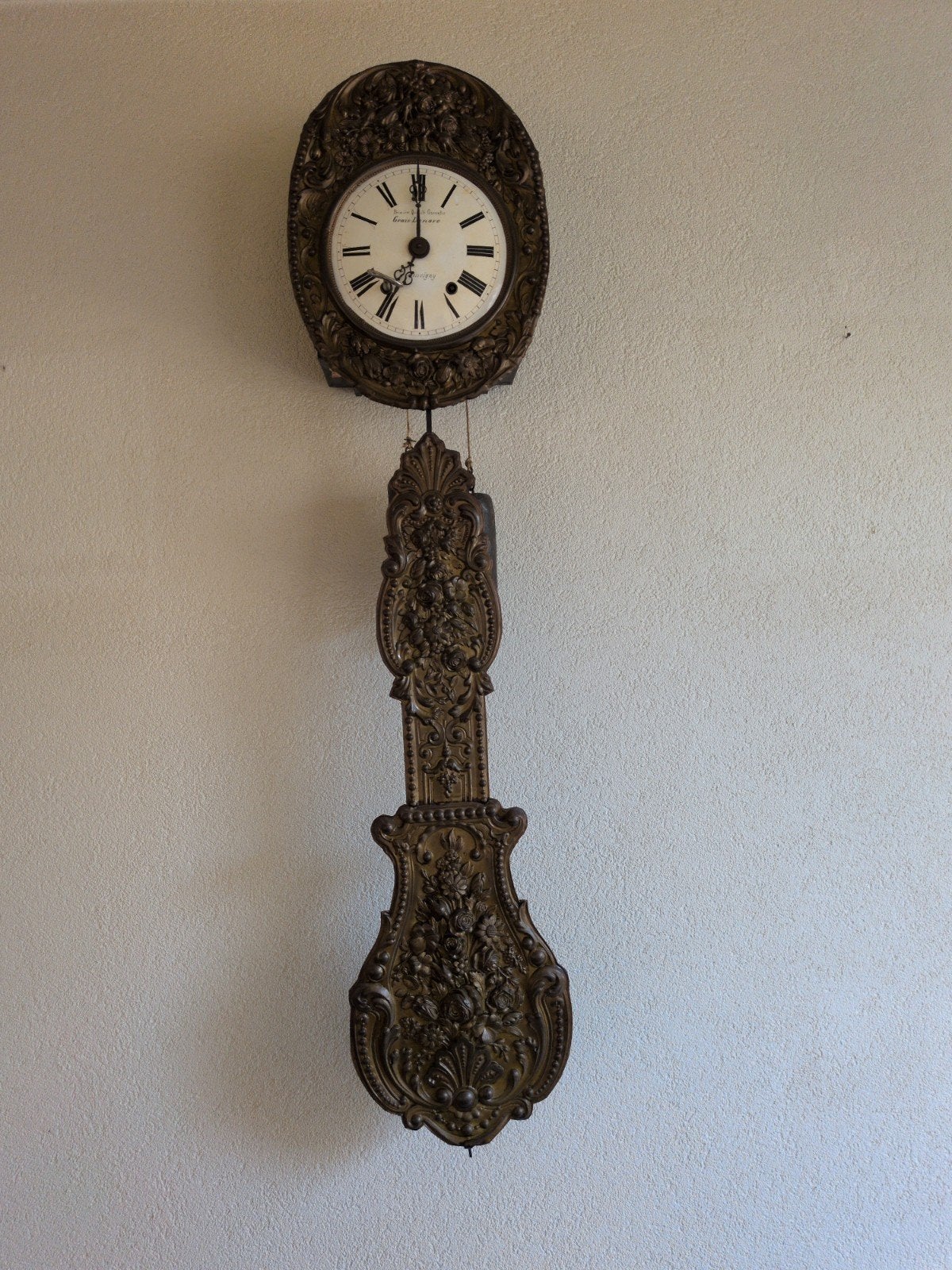 Antieke Franse wandklok met rijk versierd bronzen frame, Antiek en Kunst, Antiek | Klokken, Ophalen of Verzenden