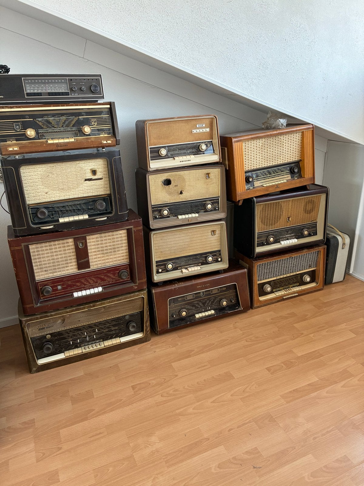 Grote verzameling oude radio's en Philips bandrecorder, Ophalen