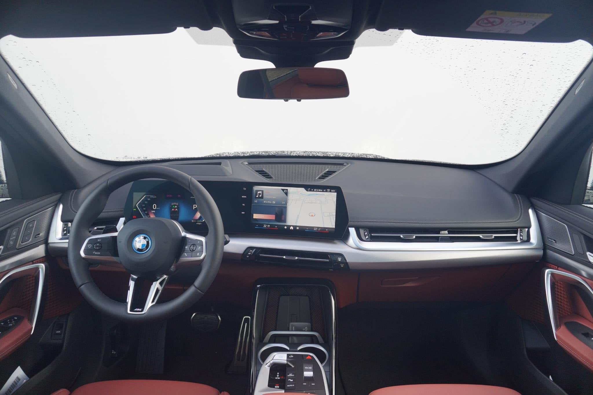 BMW iX1 eDrive20 |, Auto's, 750 kg, Met garantie (alle), Zwart, 204 pk