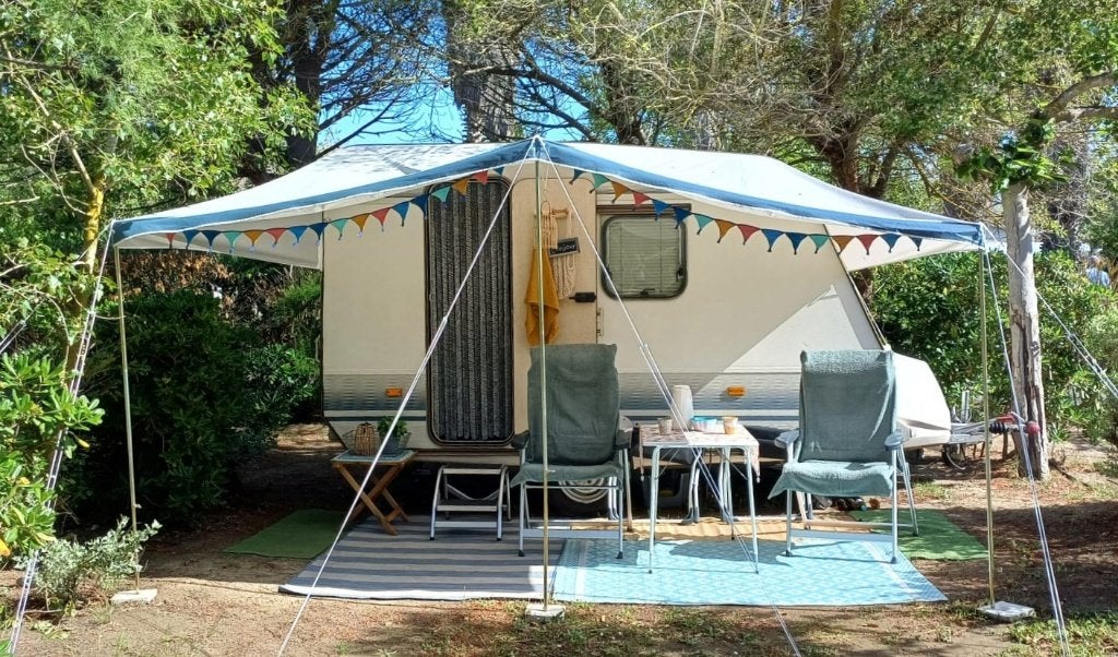 Vintage caravan Adria Prima, Caravans en Kamperen, Caravans, Particulier, tot en met 3, 500 - 750 kg, Treinzit, Adria, Omvormbare zithoek